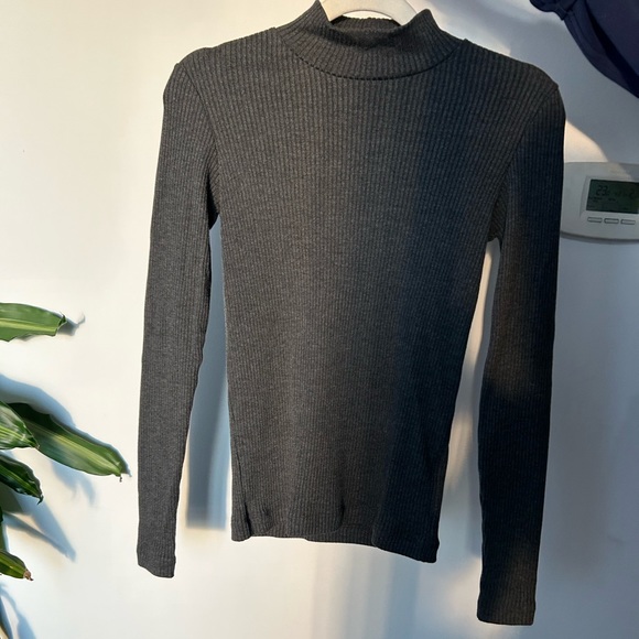 Uniqlo Turtleneck - Picture 1 of 2